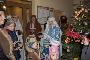 Kolędowanie misyjne grupy maluszków z rodzicami z Przedszkola Mały Nazaret 30.12.2015