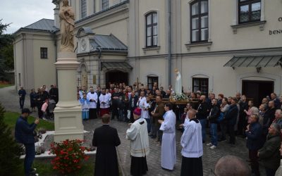 Poświęcenie odnowionej figury Matki Bożej Niepokalanej